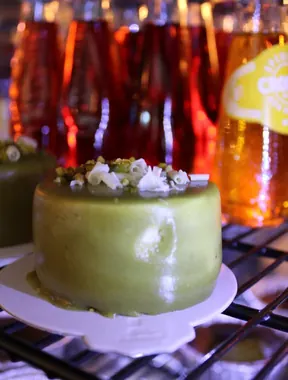 Dessert vor der Getränkevitrine