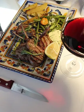 Gegrillte Koteletts mit Rosmarinkartoffeln, grünen Bohnen und Rotwein