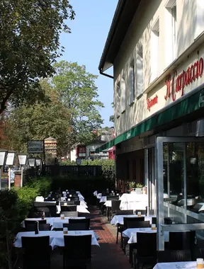 Terrasse des Il Carpaccio unter der grünen Markise