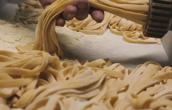 Hausgemachte Tagliatelle, frisch aus der Nudelmaschine