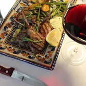 Gegrillte Koteletts mit Rosmarinkartoffeln, grünen Bohnen und Rotwein